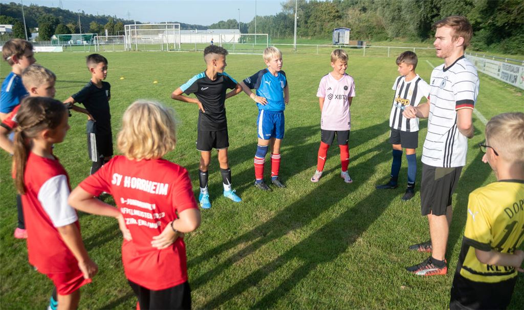 Letzte Teambesprechung vor dem großen Auftritt: Die MT-Auswahl ist bereit für den Possehl-Cup in Enzberg an diesem Samstag. Foto: Fotomoment