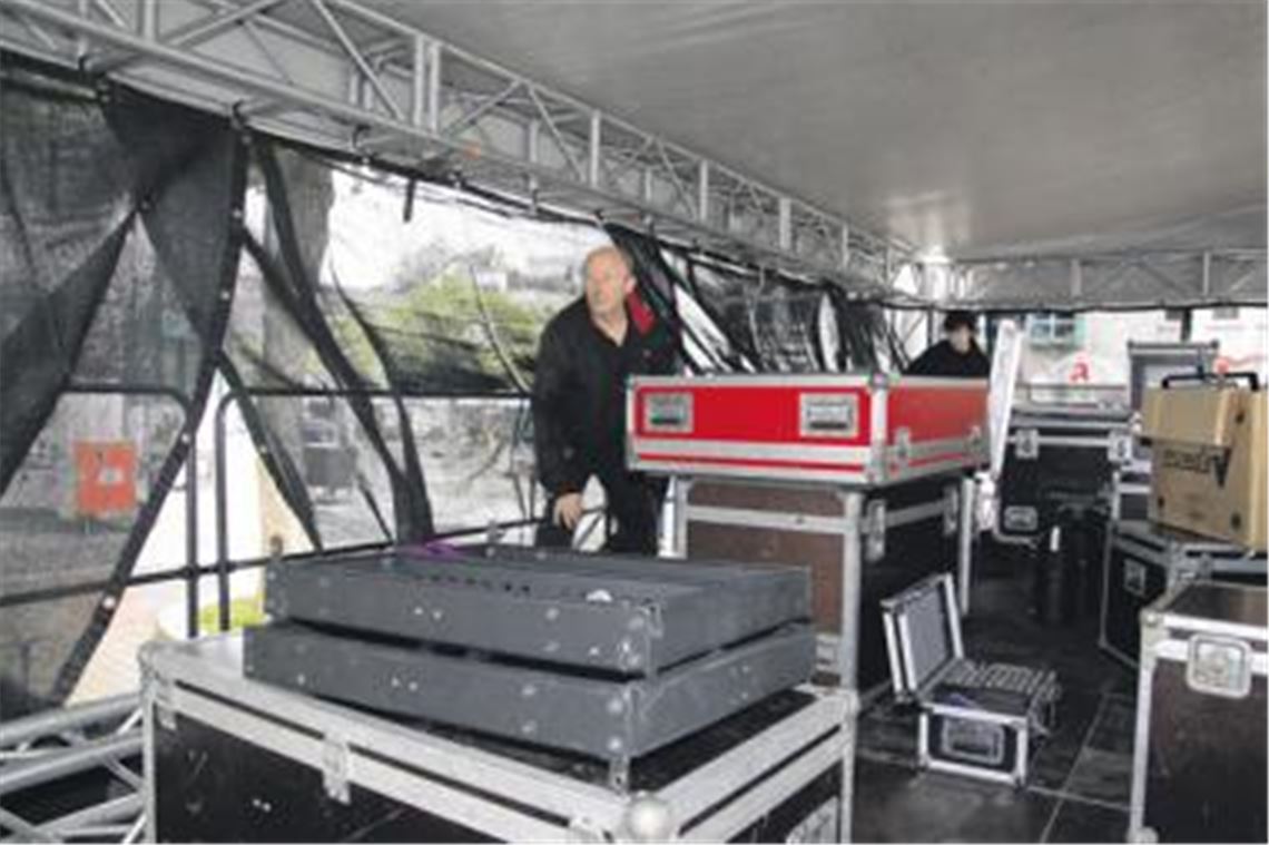 Letzte Vorbereitungen: Oliver Menz von der Soundfactory beim Aufbau der Bühne, auf der heute Abend unter anderem Fools Garden für Stimmung beim Mühlacker Frühling sorgen. 
Foto: Goertz