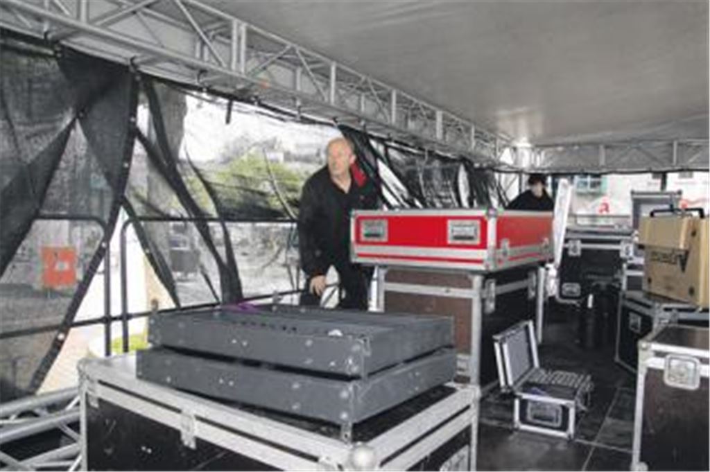 Letzte Vorbereitungen: Oliver Menz von der Soundfactory beim Aufbau der Bühne, auf der heute Abend unter anderem Fools Garden für Stimmung beim Mühlacker Frühling sorgen. 
Foto: Goertz