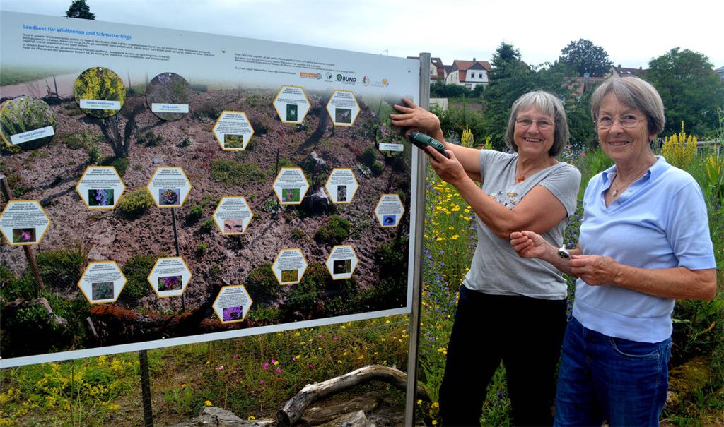 Letzte Vorbereitungen für die Premiere: Waltraud Pfau (li.) und Susanne Rieger präsentieren die neue, interaktive Tafel auf der Dürrmenzer Enzgärtenseite. Fotos: Stahlfeld