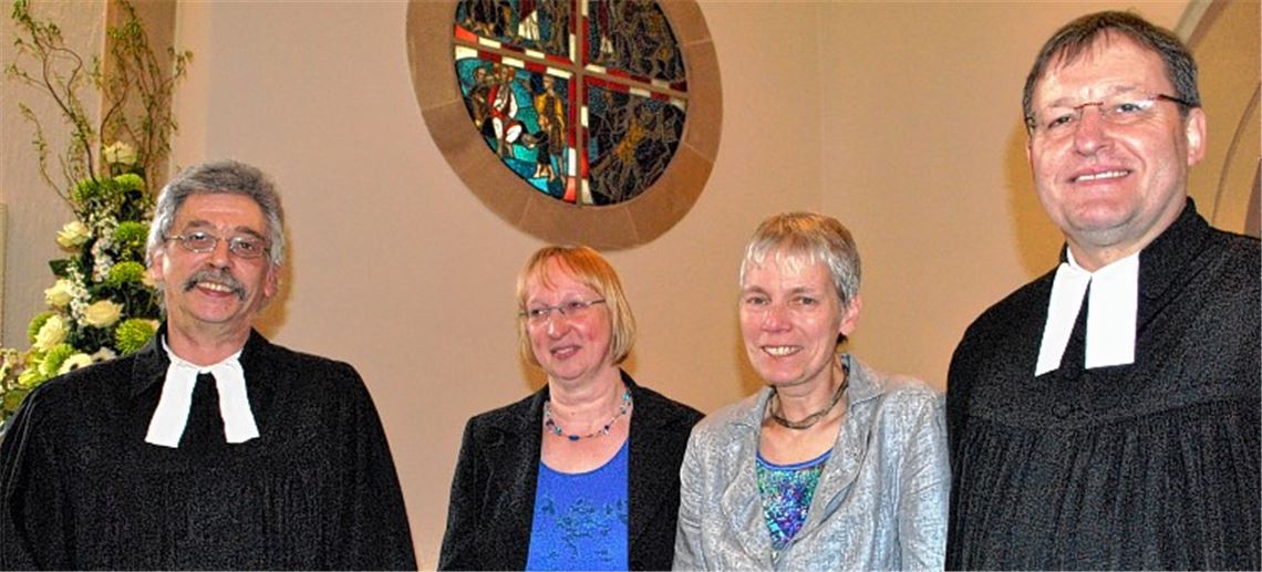 Letzter Gottesdienst in der Andreaskirche (v. re.): Beatus Widmann, Kirchengemeinderatsvorsitzende Barbara Straub, Christina Widmann und Dekan Ulf van Luijk.