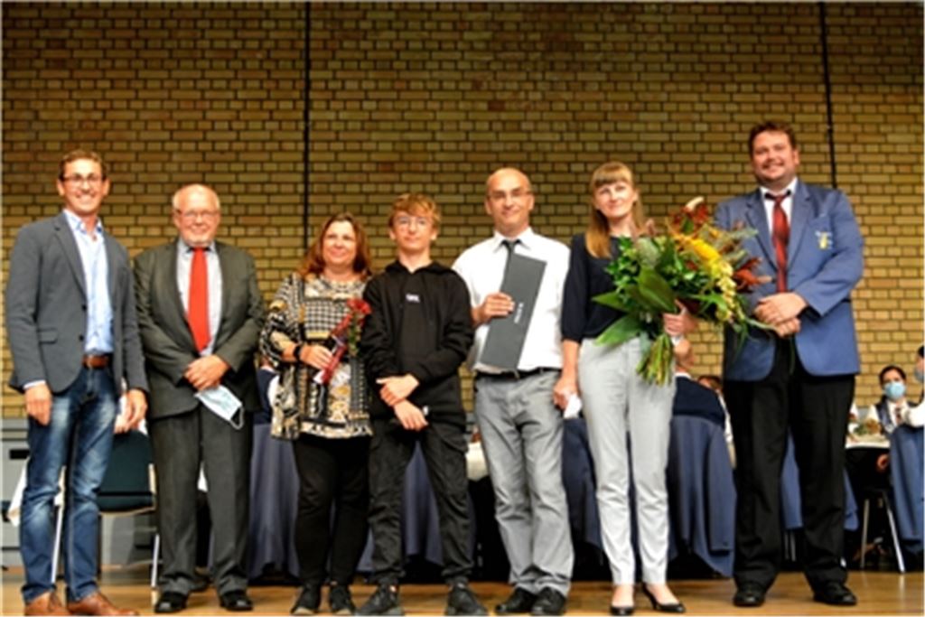 Letzter Gruß: Harald Eiberger (3. v. re.) mit den Bürgermeister-Stellvertretern (v. li.) Sascha Reich und Klaus Kluge, seiner ersten Frau Sabine Eiberger, seinem Sohn Tim Eiberger, seiner neuen Gattin Irina Eiberger und Bürgermeister-Stellvertreter Andreas Scheuermann. Fotos: Stahlfeld