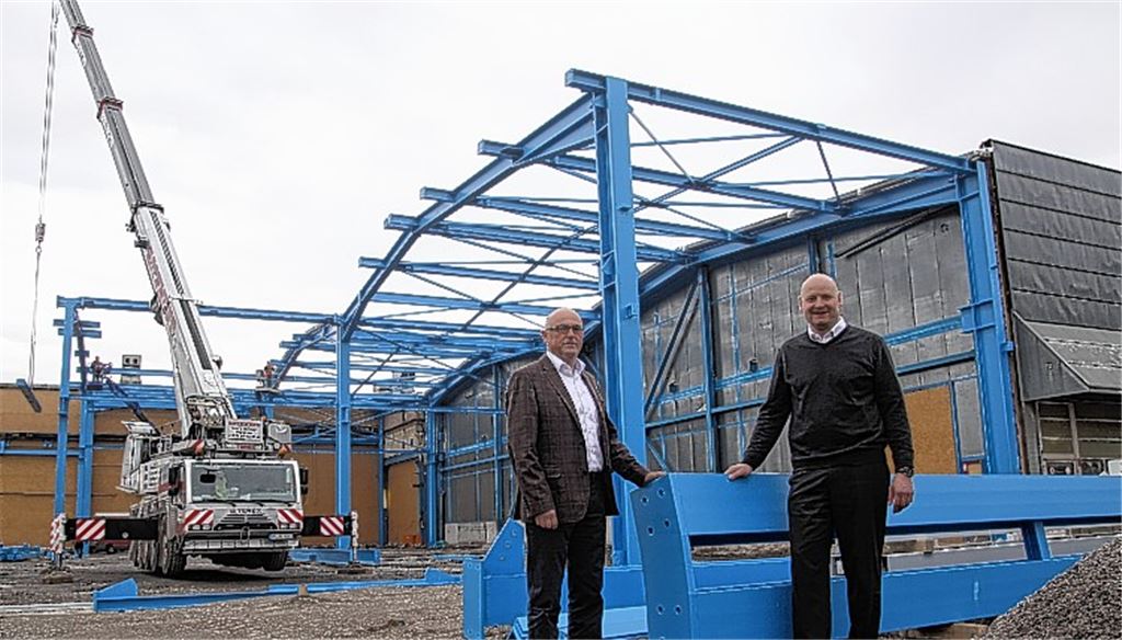 Letzter Meilenstein der Restrukturierung: Geschäftsführer Gerhard Fischer und Prokurist Andreas Treut, zuständig für Technik und Logistik, vor der Baustelle für den neuen Hallenanbau.