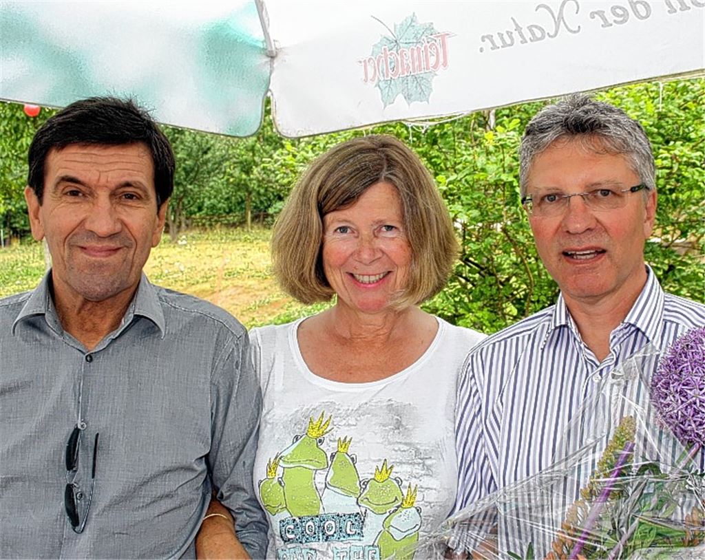 Letzter Schultag: Schulleiter Dr. Hans-Joachim Blum (re.) bedankt sich bei Renate Bettendorf-Müller und Rainer Zundel für ihre langjährige Tätigkeit an der Mörike-Realschule Mühlacker.