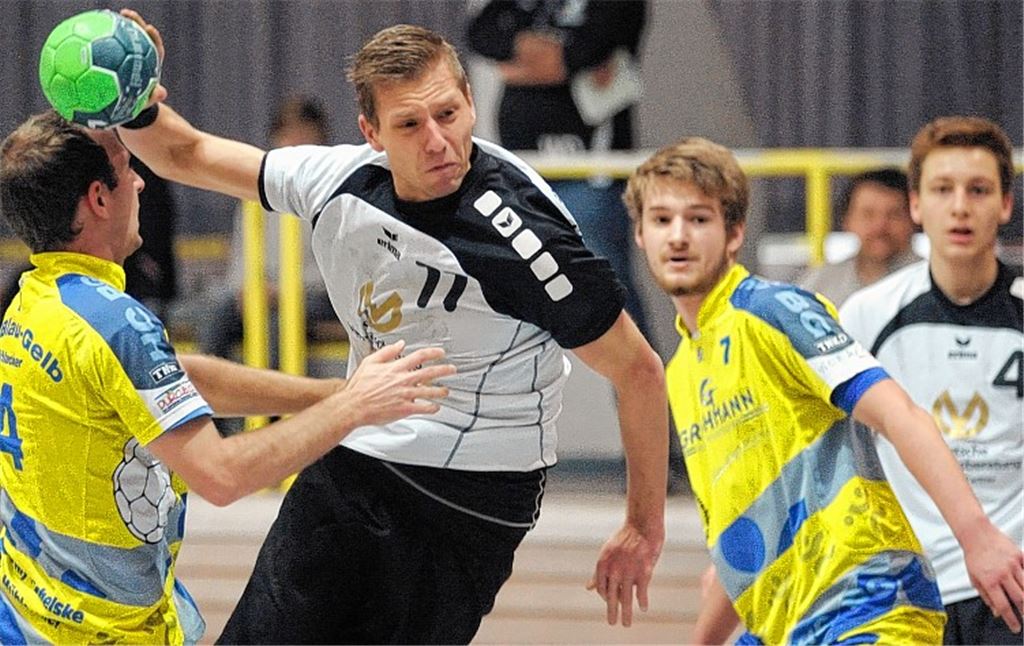 Letztes Aufeinandertreffen zwischen SG Pforzheim/Wiernsheim (in Weiß) und Blau-Gelb Mühlacker: Im Eröffnungsspiel des Wiernsheimer Dreikönigsturniers setzte sich Mühlacker mit 13:7 Toren durch. Allerdings wurde da nur eine knappe halbe Stunde gespielt.