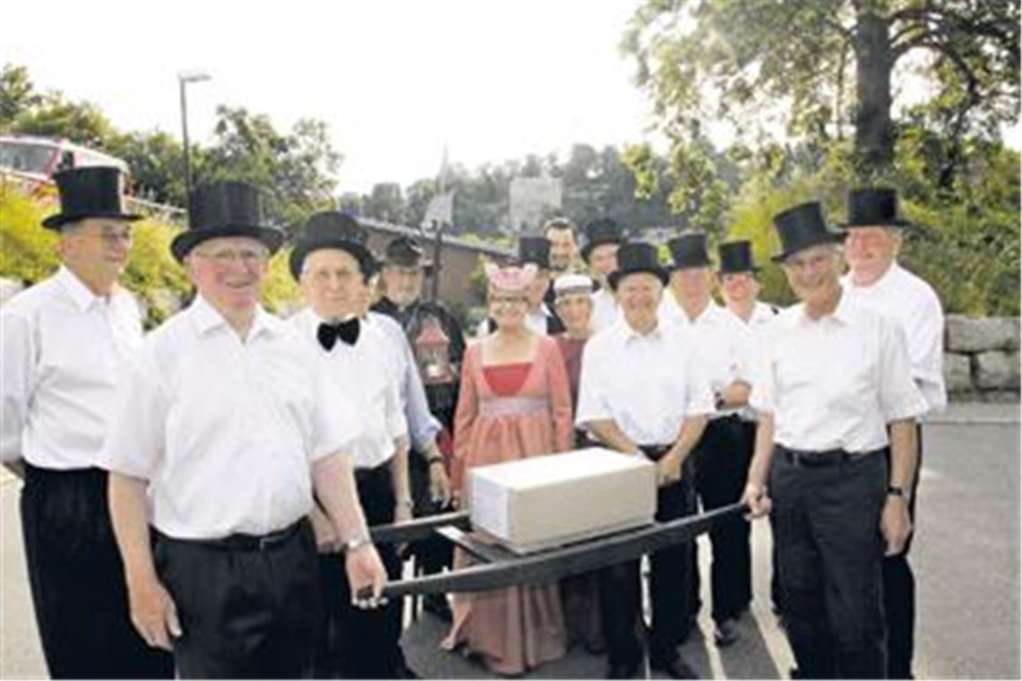 Letztes Geleit: Mit einer ebenso stimmungsvollen wie humorvollen Trauerfeier vor der Kulisse der Burgruine Löffelstelz verabschieden die Scherbabuzzer ihre mehr als 40000 Fundstücke aus dem heimischen Dürrmenz. Anschließend begleiten sie die Sammlung auf ihrem letzten Gang ins Zentrale Fundarchiv des Archäologischen Landesmuseums Baden-Württemberg in Rastatt. Fotos: Eier