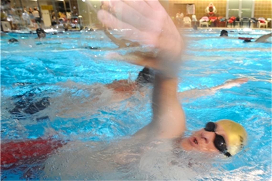 Schwimmen rund um die Uhr kehrt ins Hallenbad zurück Letztmals fand das 24-Stunden-Schwimmen 2019 statt, nun soll die Veranstaltung ins Hallenbad zurückkehren. Archivfoto: vh