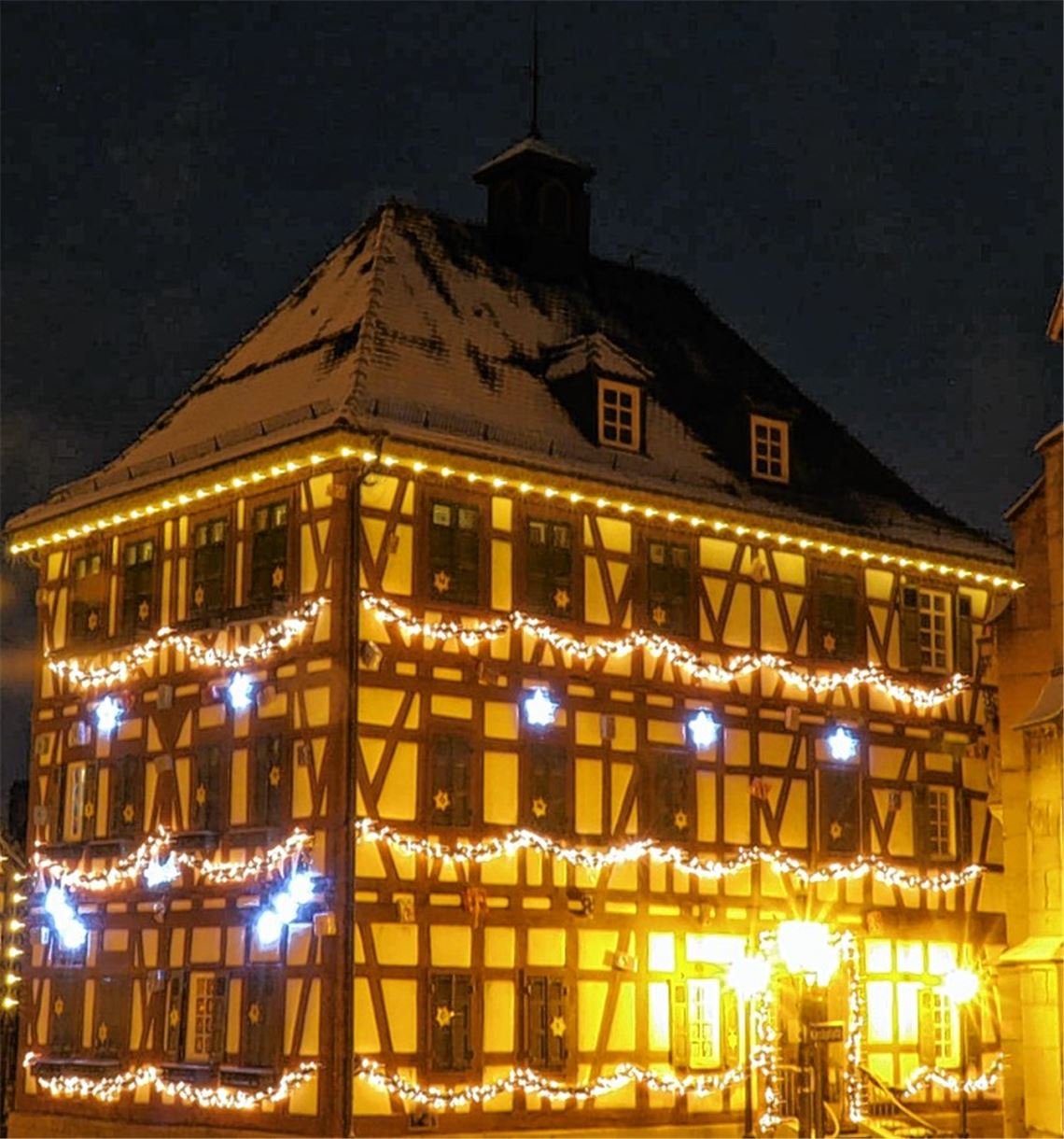 Leuchtendes Haus und strahlende Augen