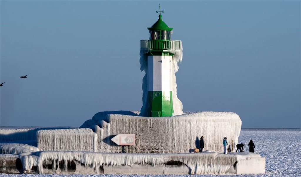 Leuchtturm in Sassnitz: Imposante Eiszapfen zieren die Mole.