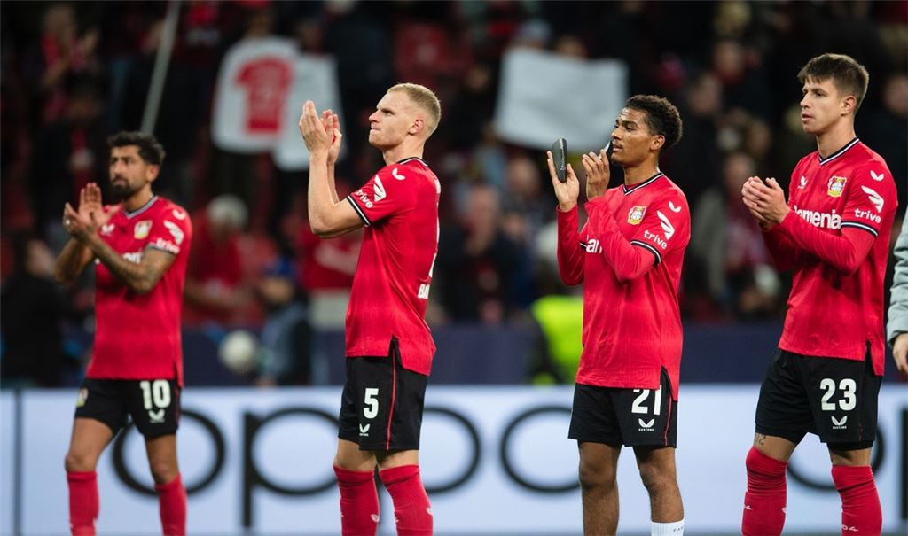 Leverkusens Kerem Demirbay (l-r), Mitchel Bakker, Amine Adli und Adam Hlozek bedanken sich nach der Partie bei den Fans.