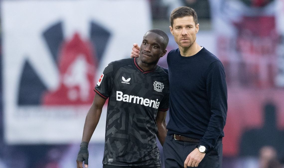 Leverkusens Trainer Xabi Alonso tröstet Moussa Diaby.