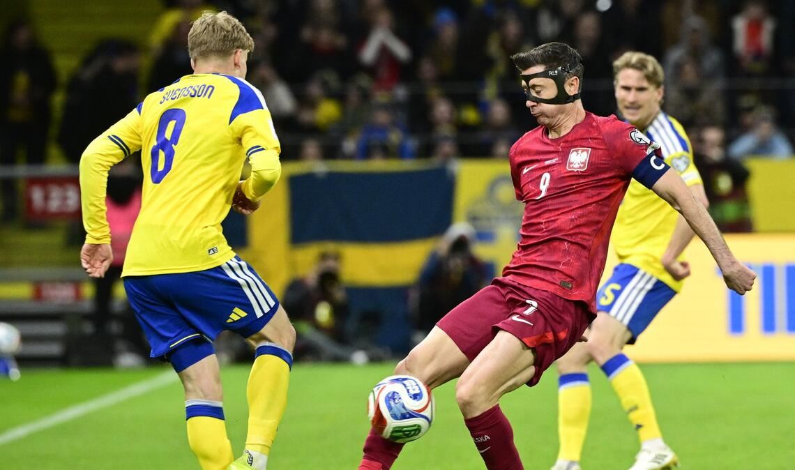 Lewandowski spielte in Stockholm mit Gesichtsmaske.