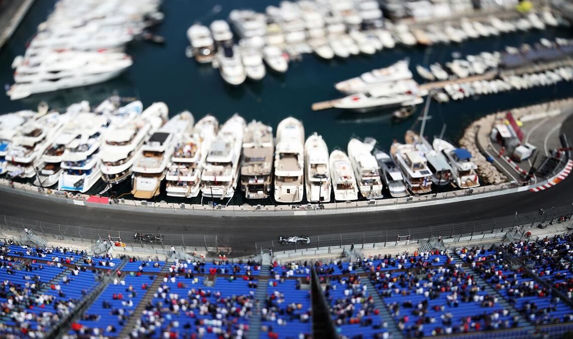 Lewis Hamilton aus Großbritannien vom Team Mercedes AMG Petronas Motorsport fährt die Tabac-Kurve neben dem Hafen. Das Rennen findet am kommenden Sonntag statt.
