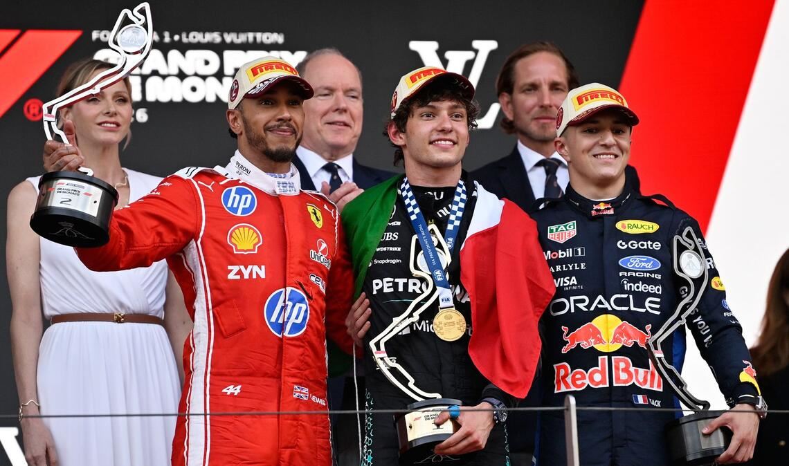 Lewis Hamilton ist älter als Monaco-Sieger Kimi Antonelli (M) und der Dritte Isack Hadjar (r) zusammen.