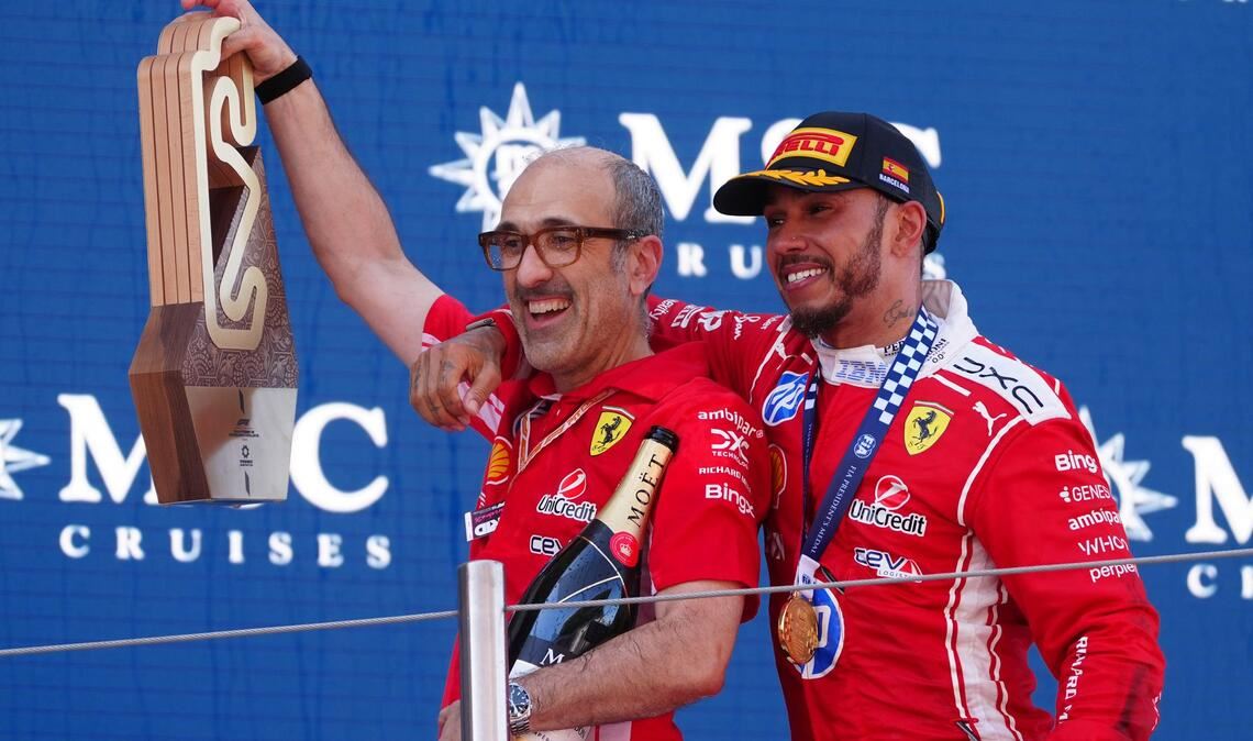Lewis Hamilton (r) und sein Renningenieur Carlo Santo haben den Ferrari-Aufschwung organisiert.