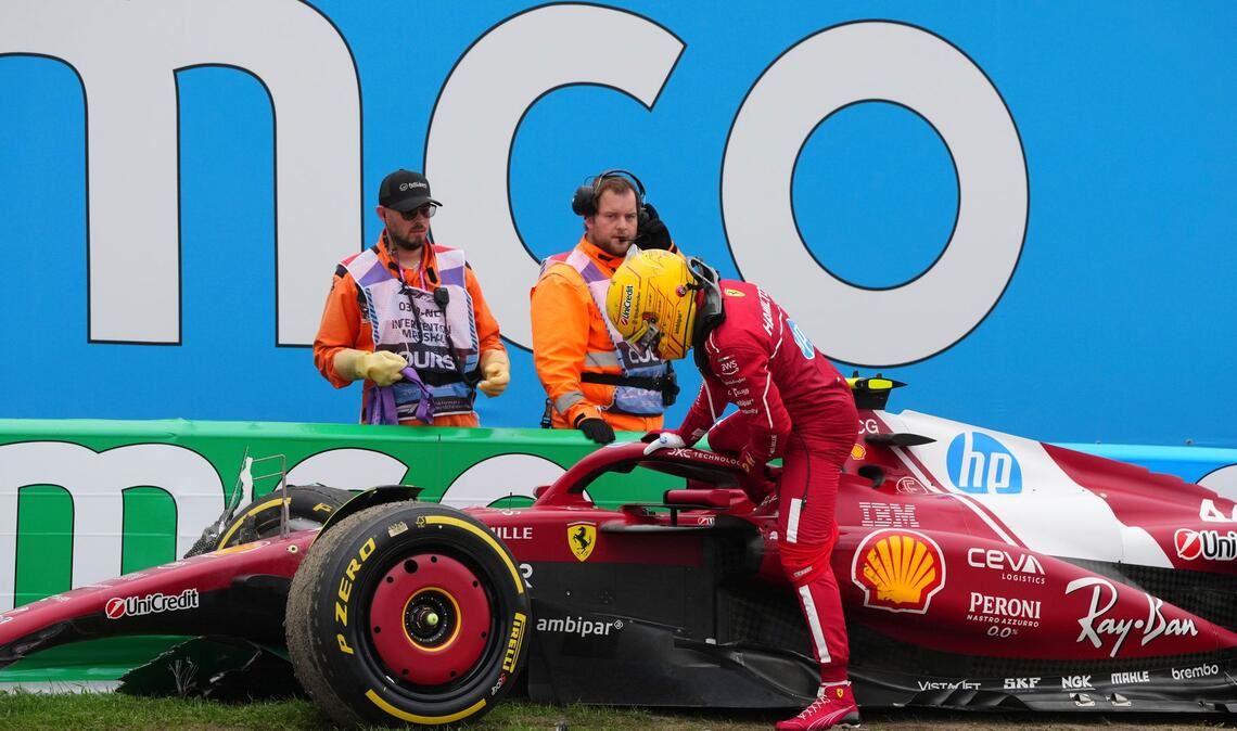 Piastri-Triumph in Zandvoorts Dünen vor Verstappen Lewis Hamilton steigt frustriert aus seinem Ferrari aus.