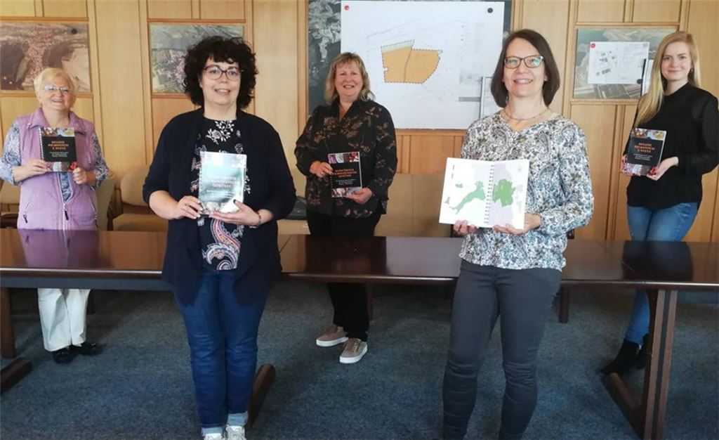 Lia Schatz, Christine Bauer, Nicole Bossert, Sonja Porth und Saskia Tsirogiannis vom Arbeitskreis Tourismus Wiernsheim präsentieren das neue Kochbuch. Foto: privat