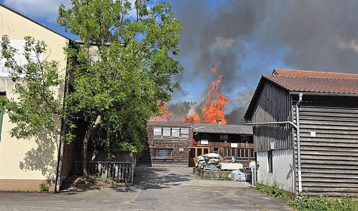 Lichterloh steht eine Halle der Maschinenfabrik und Eisengießerei Hiller & Lutz in Flammen. Die Feuerwehr bekämpft den Brand mit Hilfe einer Drehleiter. Fotos: Myroshnichenko