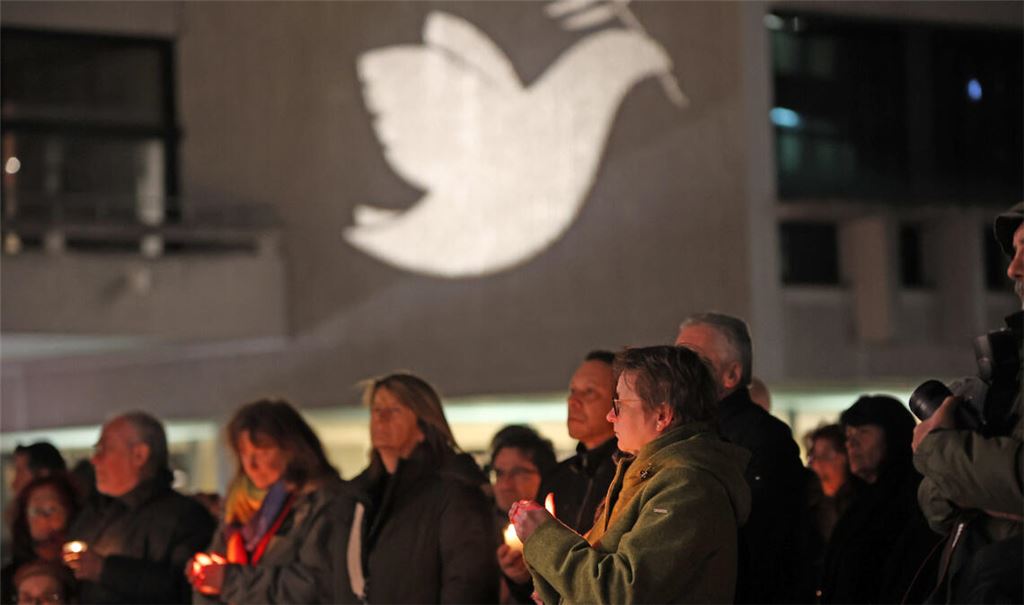 Lichtermeer auf dem Rathausplatz als Zeichen des friedvollen und stillen Gedenkens an die Opfer des 23. Februar. Foto: Müller
