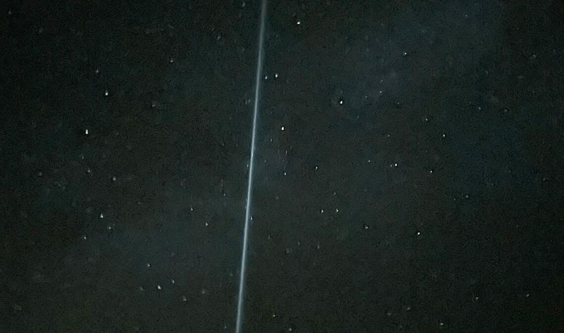 Lichtstreifen kam von Treibstofftropfen einer chinesischen Rakete (Foto-Handout)