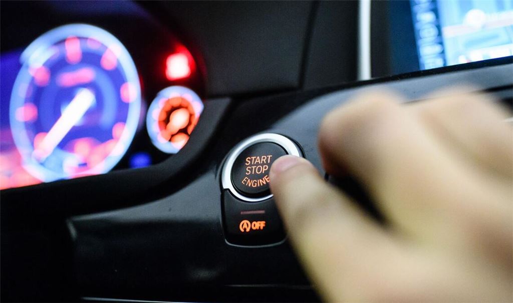 Lieber ausschalten. Den Motor im Stand laufen zu lassen, kostet oft unnöig Kraftstoff und ist in vielen Situationen auch verboten.