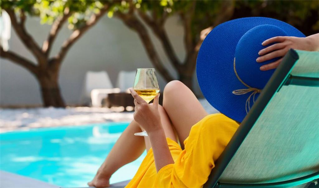 Lieber mit Drink am Pool im Luxus schwimmen, als mit dem Partner zuhause sitzen.