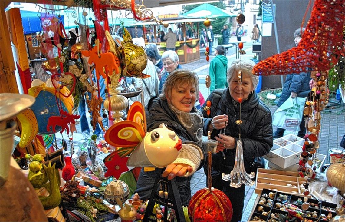 Liebevoll dekorierte Stände und ein buntes Programm lassen die Kälte vergessen.