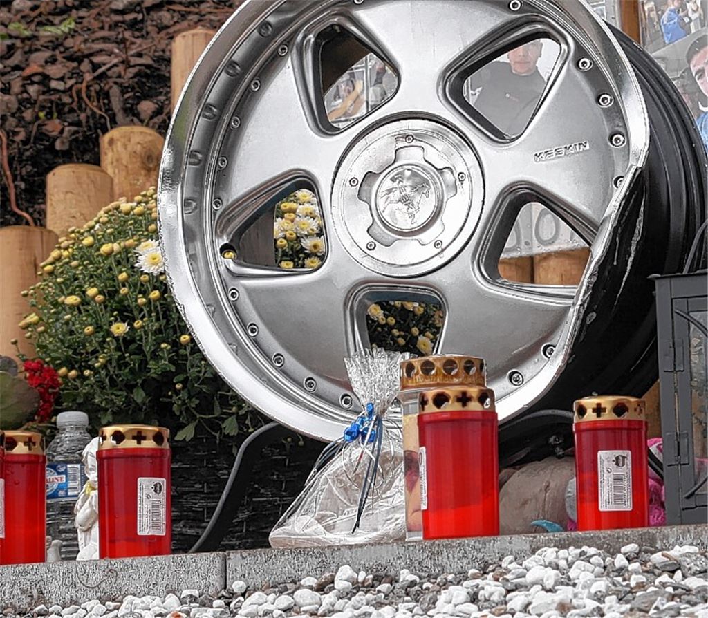 Liebevoll haben Freunde des Verunglückten einen Ort des Gedenkens geschaffen.