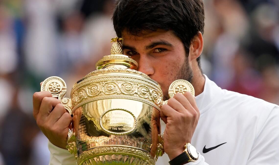 Liebkosung für den Pokal: Tennisprofi Carlos Alcaraz freute sich sichtlich über den Sieg im Wimbledon-Final 2023. (Archivbild)