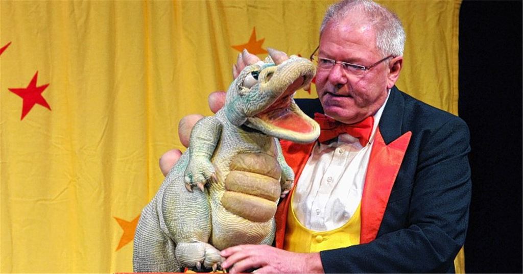 Liebling der Kinder: Drache Felix schnappt nach dem imaginären Floh, den Magier Sebastian aus einer Schachtel gezaubert hat. Fotos: Hansen