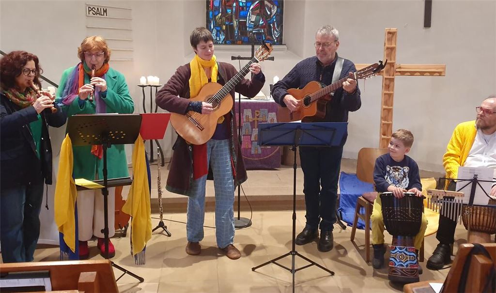 Lieder für den Frieden: Die Musikgruppe um Bernadette Schäfer (2. v. li.) spielt am Ende der einstündigen Veranstaltung ein Tanz- und Festlied aus der Ukraine, um „die Hoffnung und die Lebensfreude nicht aus den Augen zu verlieren“.Foto: Schröder