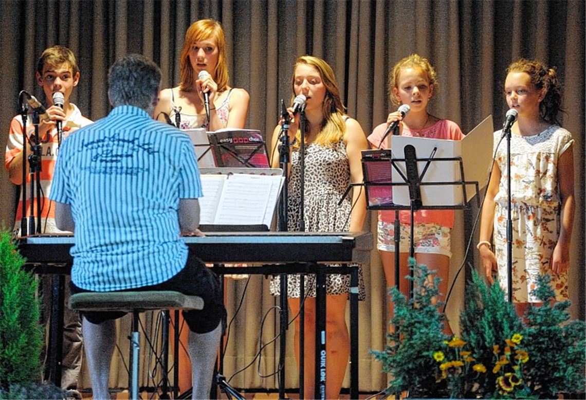 Lieder von Nena, Leonhard Cohen und den Ärzten singt der Jugendchor „GO ON“ beim Gartenkonzert unter der Leitung von Ralf Schwarzien.