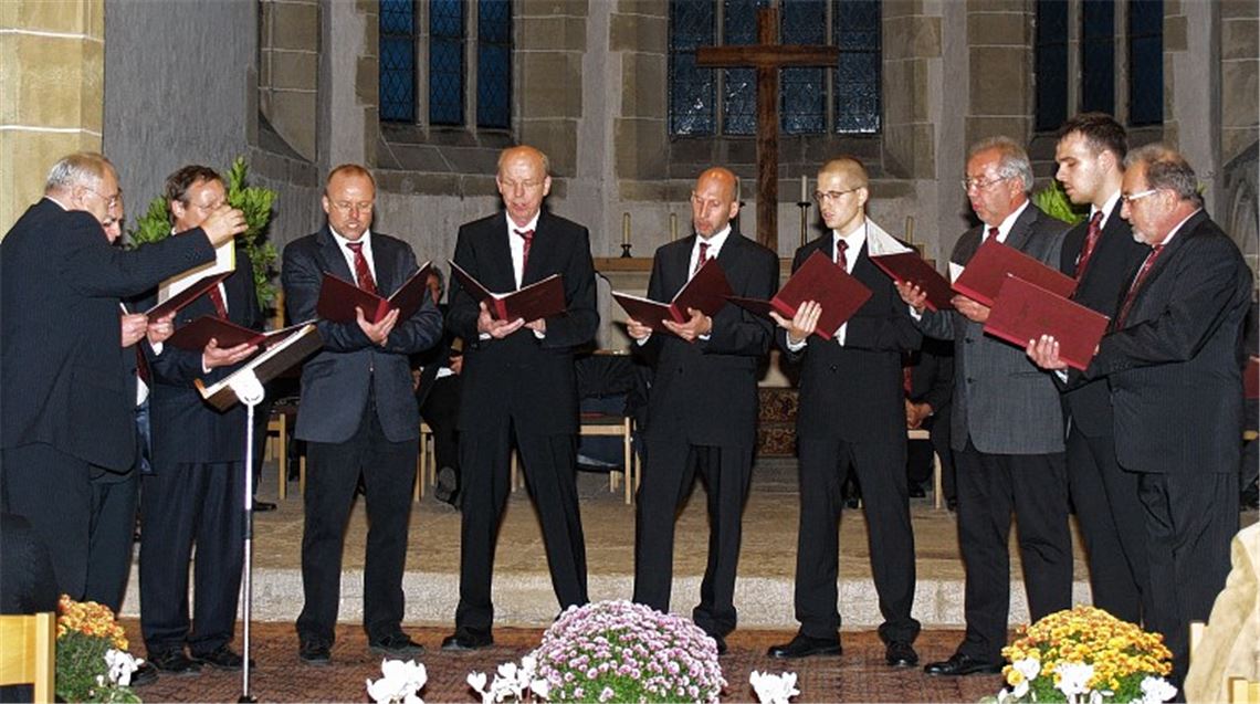 Lieder von Schubert und Silcher interpretieren die Lienzinger Sänger so intensiv, dass sie ihr Publikum ganz ohne „action“ in den Bann ziehen.