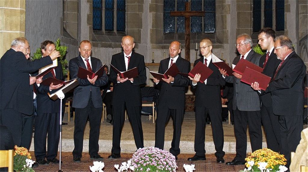 Lieder von Schubert und Silcher interpretieren die Lienzinger Sänger so intensiv, dass sie ihr Publikum ganz ohne „action“ in den Bann ziehen.