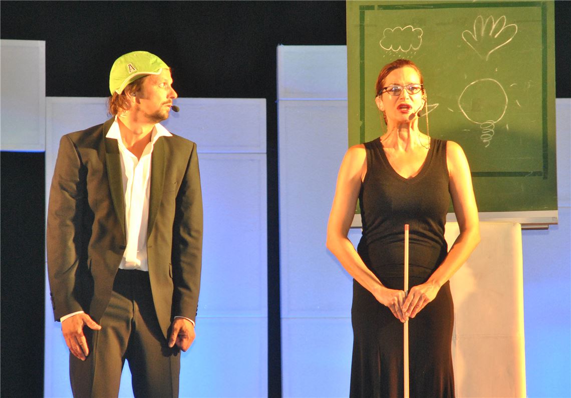 Liedtexte werden zum Theaterstück: Fernsehstar Alexandra Kamps und ihr Schauspielerkollege Roland Spiess übersetzen bekannte Songs in Szenen und Bilder.  Foto: Stahlfeld