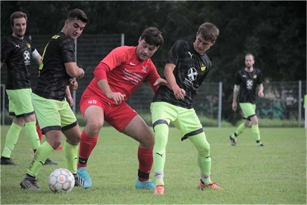 Lienzingen II (schwarz-gelb) spielt auf heimischem Fasen gegen Ellmendingen. Foto: Huber