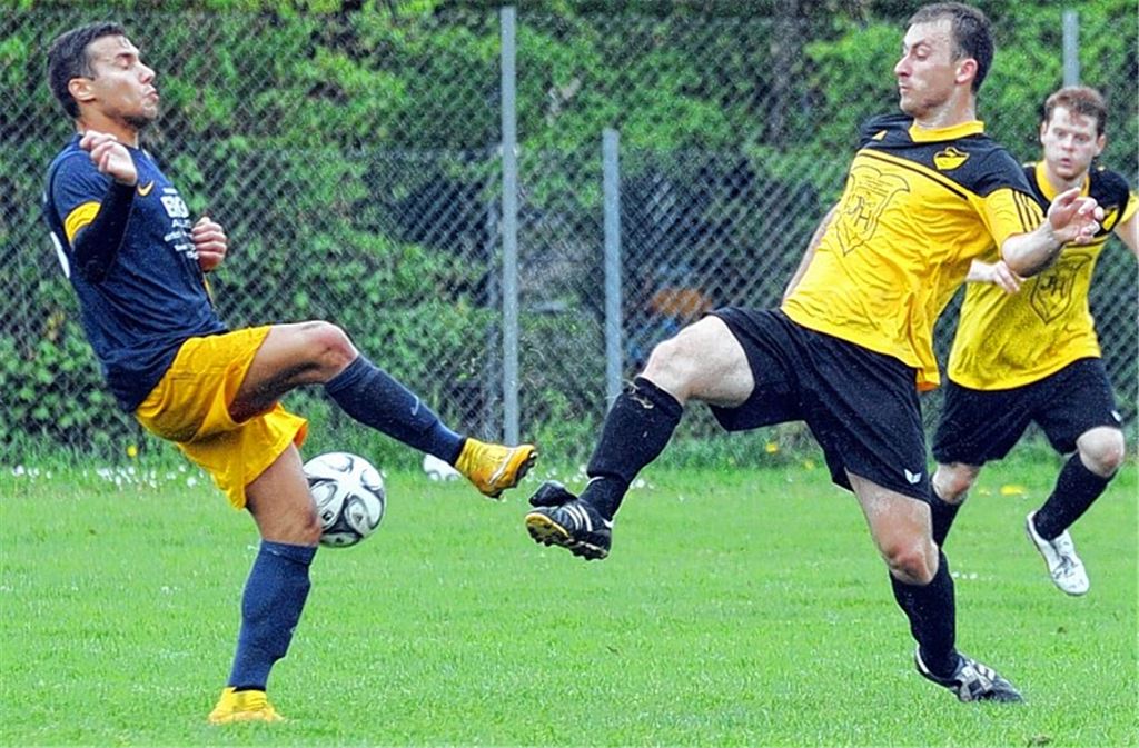 Lienzingen (gelbe Trikots) kämpft gegen den SC Pforzheim vergeblich.