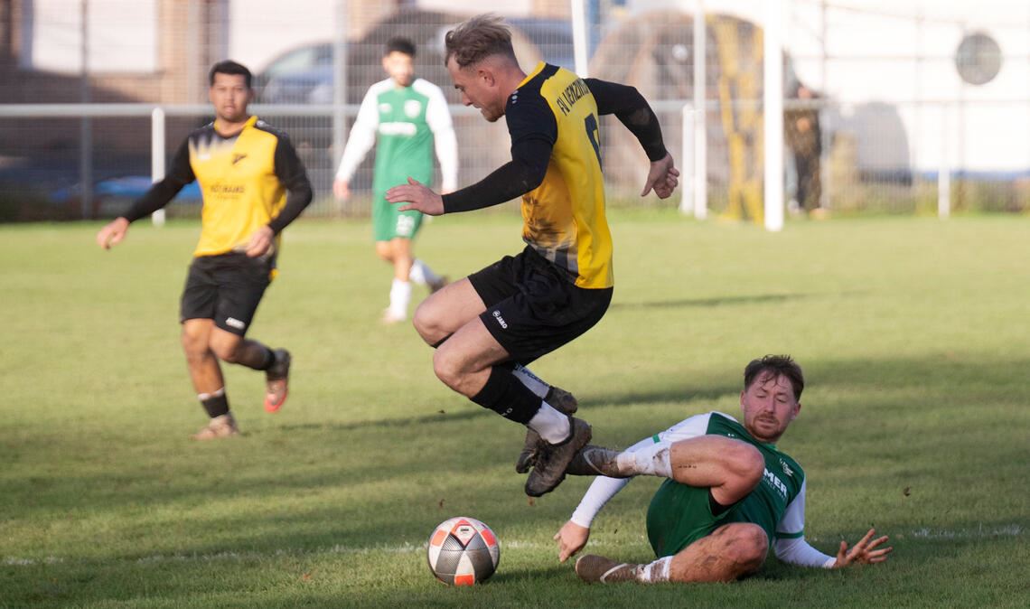 Lienzingen (gelbe Trikots) kann den Spitzenreiter trotz beherzten Einsatzes nicht dauerhaft kontrollieren. Foto: Fotomoment