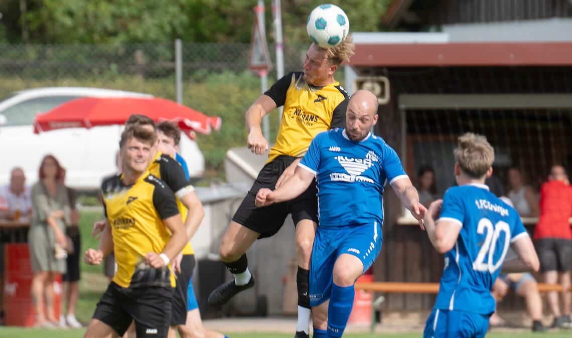 Lienzingen (gelbe Trikots) nimmt einen Punkt aus dem Auftaktspiel mit. Fotos: Fotomoment