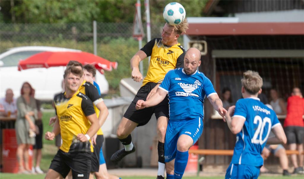 Lienzingen (gelbe Trikots) nimmt einen Punkt aus dem Auftaktspiel mit. Fotos: Fotomoment