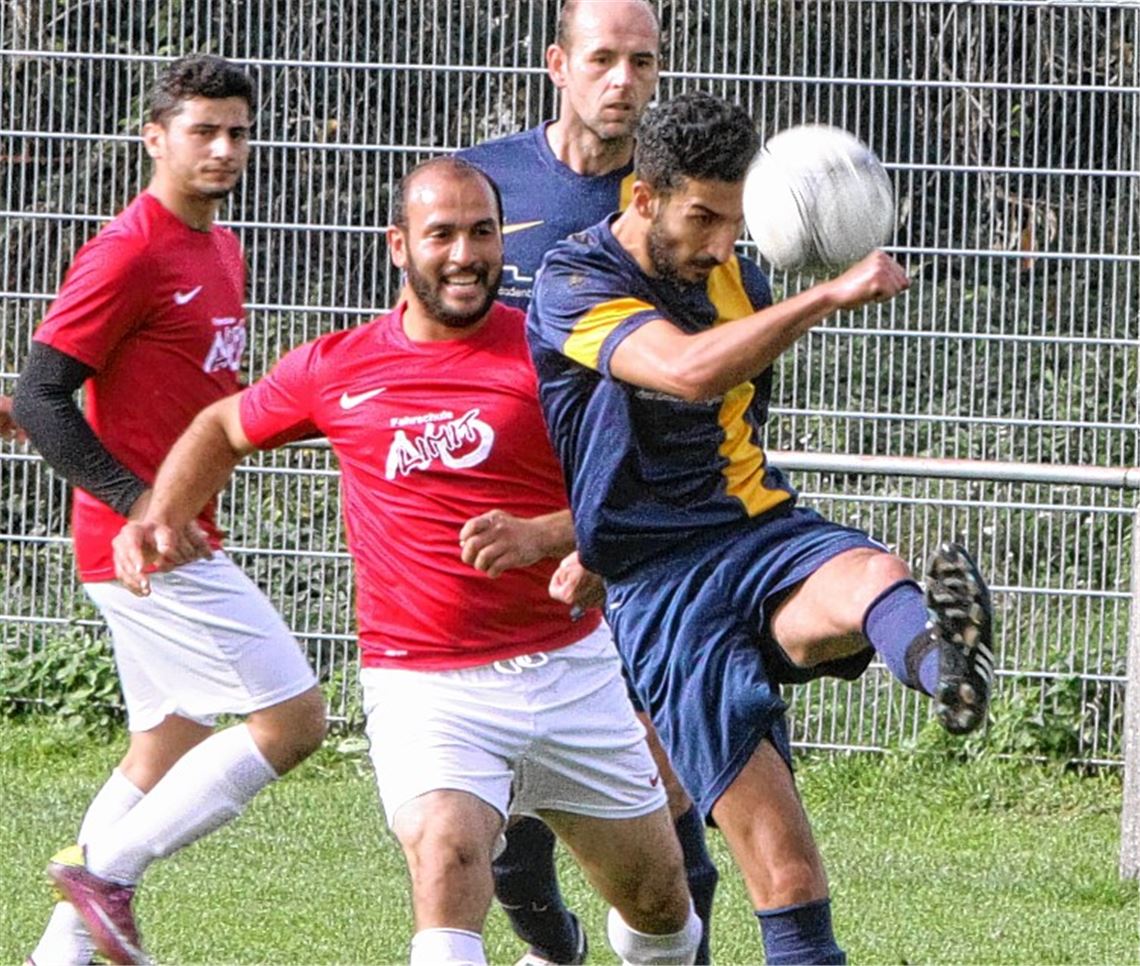 Lienzingen in Bedrängnis. Die FVL-Abwehr (in Schwarz) muss gegen den Türkischen SV Mühlacker unerwartet oft im eigenen Strafraum klären. Foto: Eigner