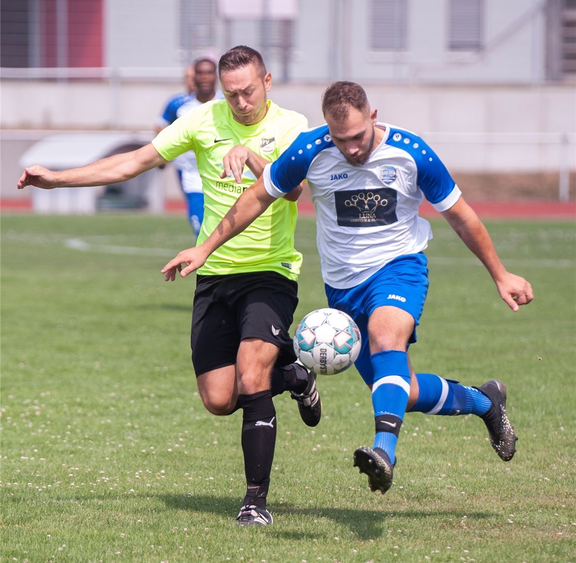 Lienzingen (in Gelb) ist im Pokalduell gegen die SPG 08 Hellas Mühlacker die spielbestimmende Mannschaft. Foto: Fotomoment
