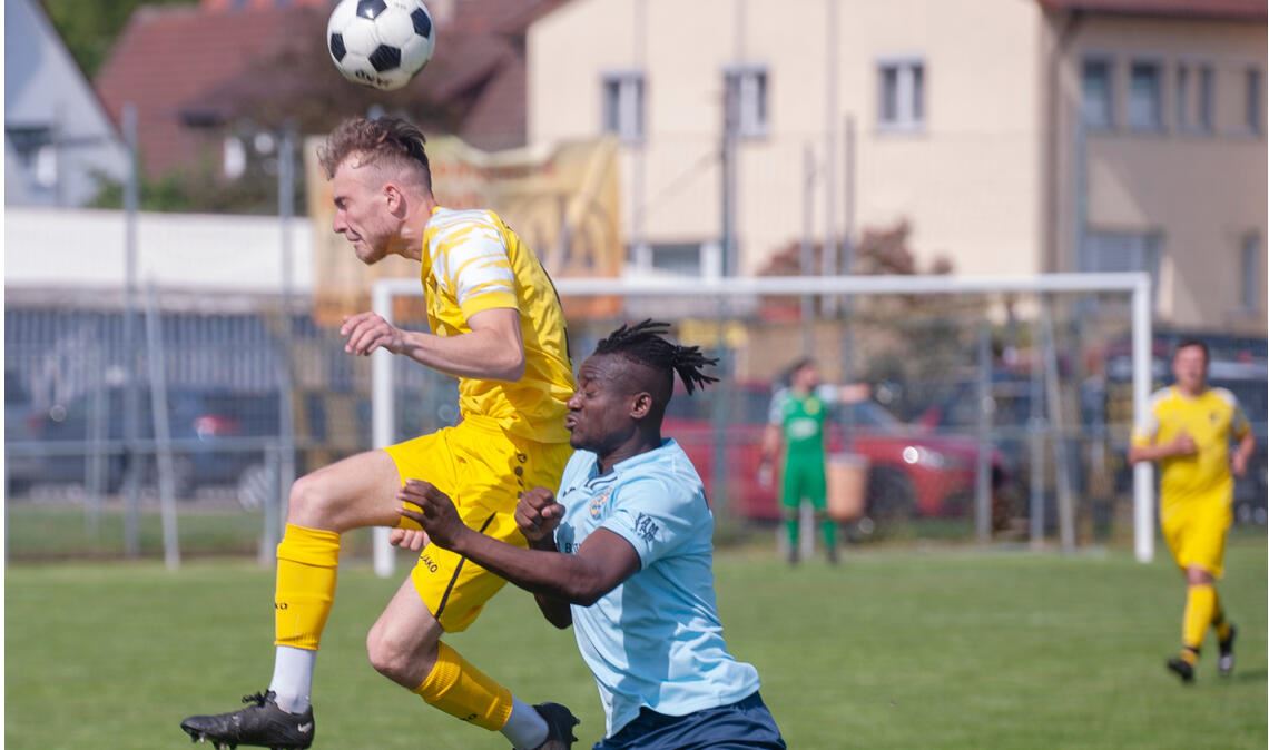 Lienzingen (in Gelb) kämpft, gewinnt dadurch aber gegen Wilferdingen nur einen Punkt. Foto: Fotomoment