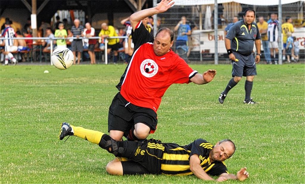 Lienzingen (in Gelb) lässt im Finale des AH-Stadtpokal Großglattbach stolpern.  Foto: Fotomoment