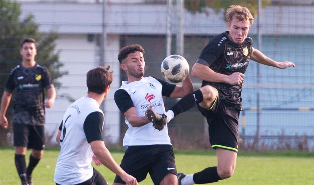 Lienzingen (in Schwarz) verliert das Spitzenspiel gegen Öschelbronn.Foto: Fotomoment