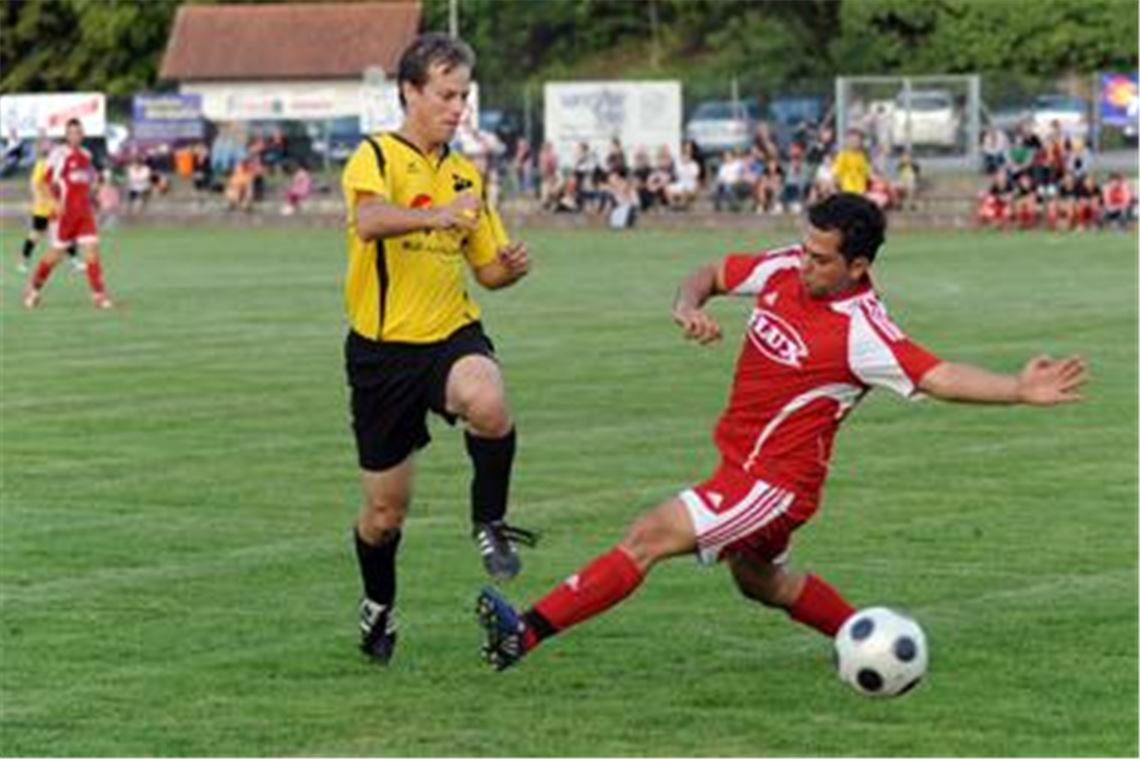 Lienzingen (li.) und Maulbronn teilen sich die Punkte: Die Zuschauer sehen ein Spiel ohne Tore, aber dafür mit starken Keepern. 
Foto: Fotomoment
