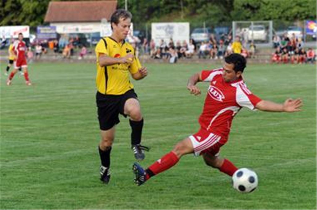Lienzingen (li.) und Maulbronn teilen sich die Punkte: Die Zuschauer sehen ein Spiel ohne Tore, aber dafür mit starken Keepern. 
Foto: Fotomoment