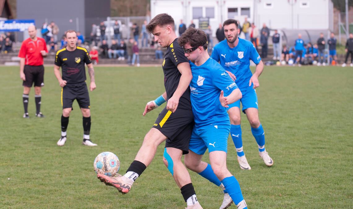Lienzingen (schwarze Trikots) gewinnt deutlich gegen Knittlingen. Foto: Fotomoment