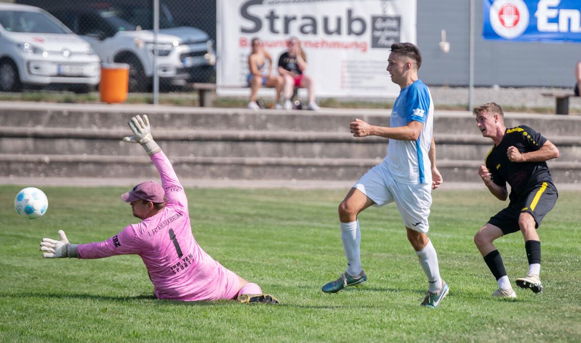 Lienzingen kommt stark zurück Lienzingen (schwarze Trikots) trifft auf den FC Kieselbronn. Hier zu sehen der Treffer zum 1:1-Ausgleich für Lienzingen. Fotos: Fotomoment