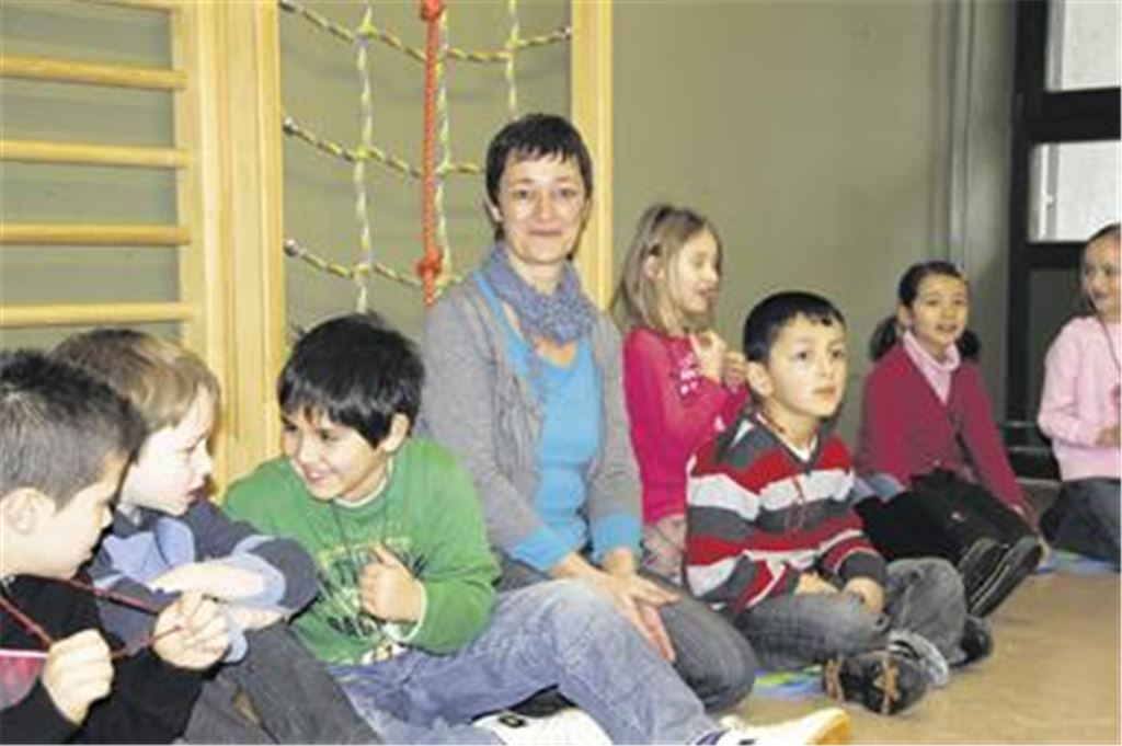 Lienzinger Grundschul- und Kindergartenkinder, hier mit Karin Pahr-Pfitzner, der Leiterin des Kindergartens Schneckenhaus, werden künftig im Bildungshaus 3 bis 10 gemeinsam lernen, spielen und Erfahrungen im künstlerischen Bereich sammeln. Foto: Recken